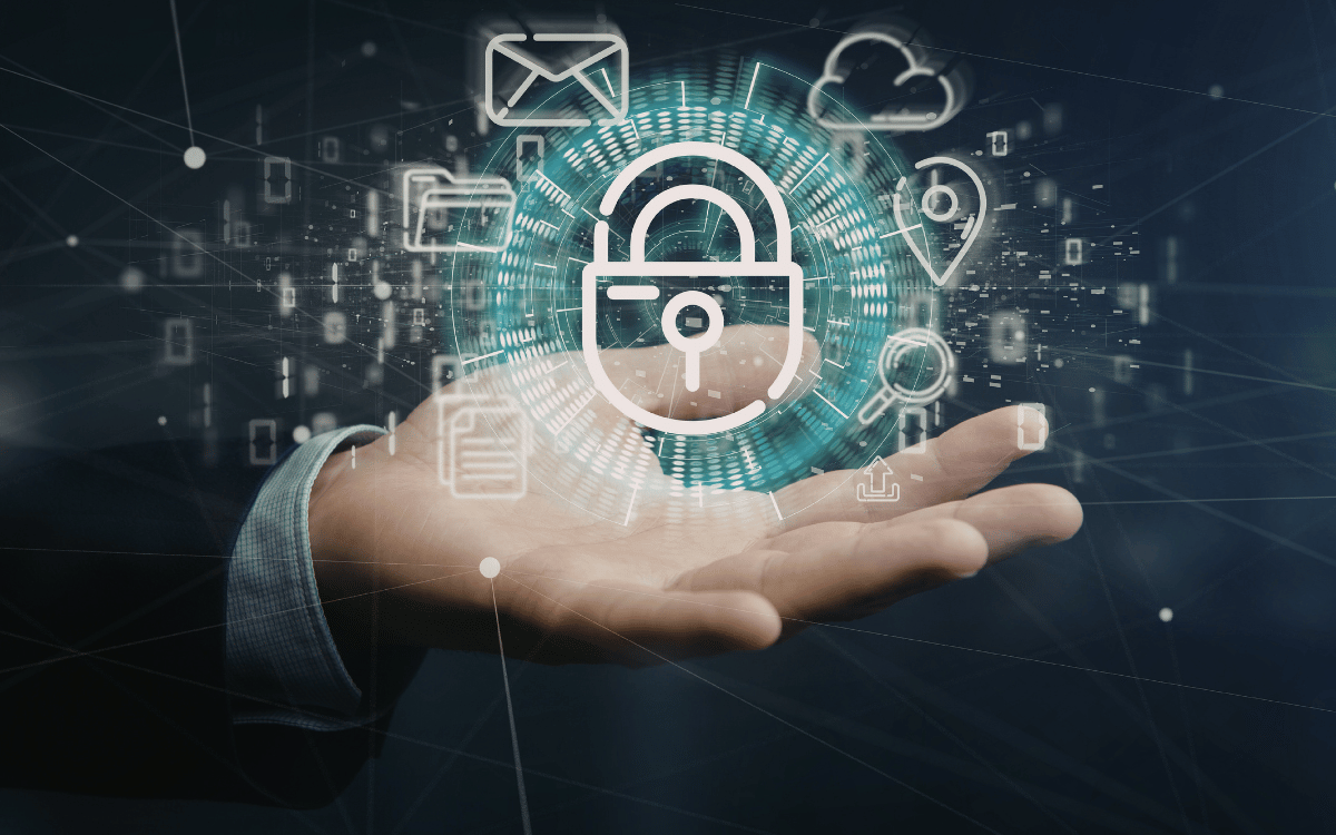 Equipo de expertos en protección de datos trabajando en oficina